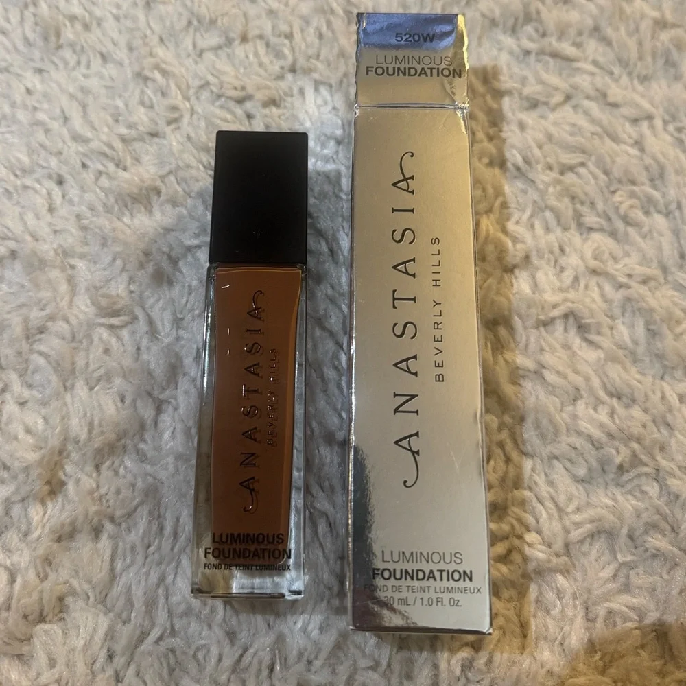 Anastasia Beverly Hills deep  Luminous foundation in shade 520W